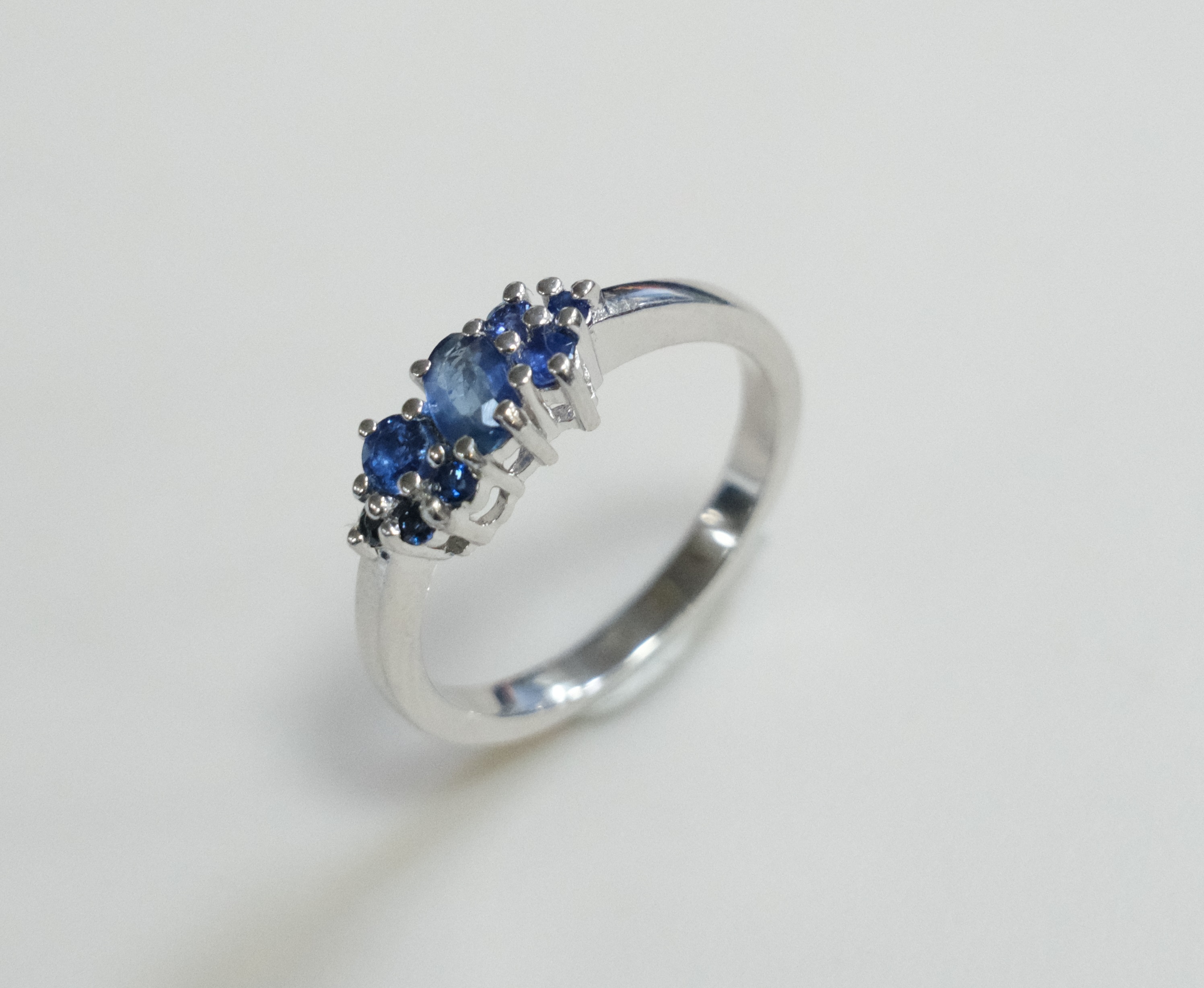 Серебряное кольцо с сапфирами